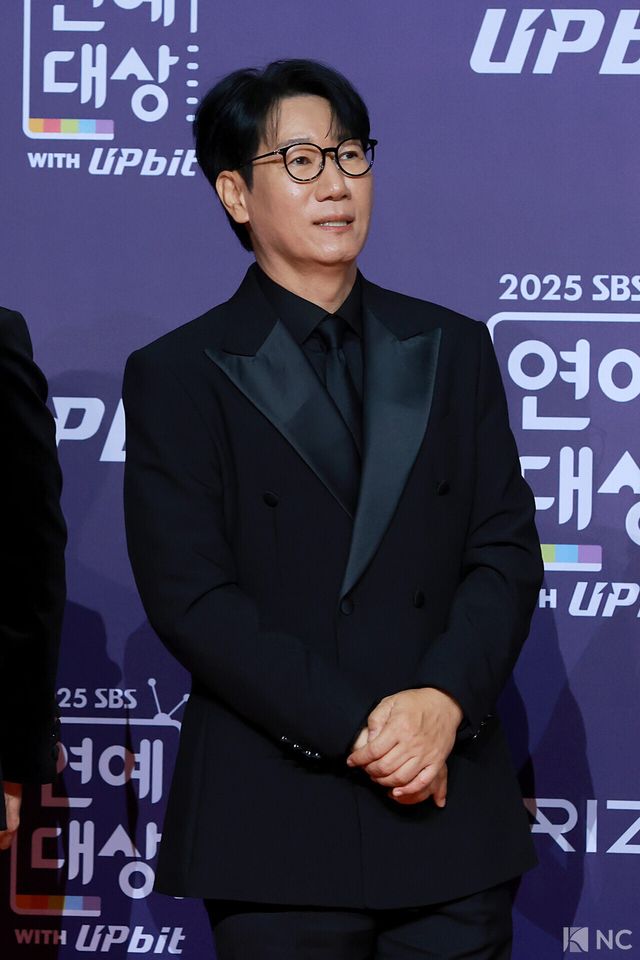 방송인 지석진이 30일 서울 마포구 상암 SBS 프리즘 타워에서 열린 ‘2025 SBS 연예대상’ 레드카펫에서 포즈를 취하고 있다. 사진=김규빈 기자
