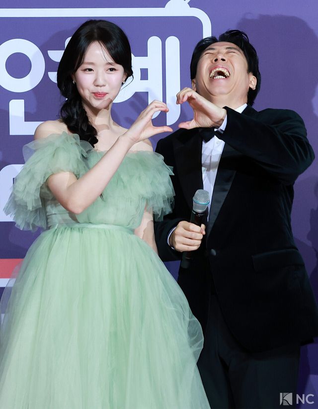 방송인 지예은, 양세찬이 30일 서울 마포구 상암 SBS 프리즘 타워에서 열린 ‘2025 SBS 연예대상’ 레드카펫에서 포즈를 취하고 있다. 사진=김규빈 기자