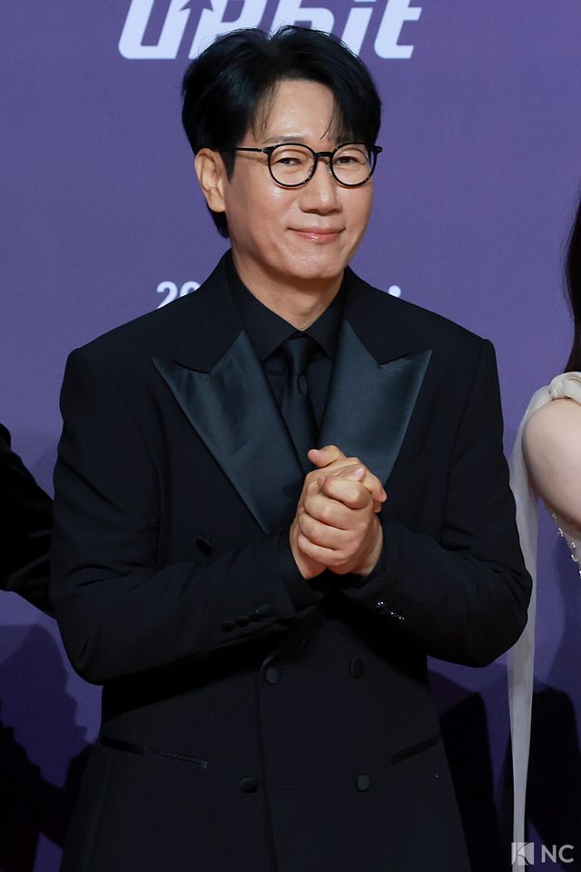 방송인 지석진이 30일 서울 마포구 상암 SBS 프리즘 타워에서 열린 ‘2025 SBS 연예대상’ 레드카펫에서 포즈를 취하고 있다. 사진=김규빈 기자