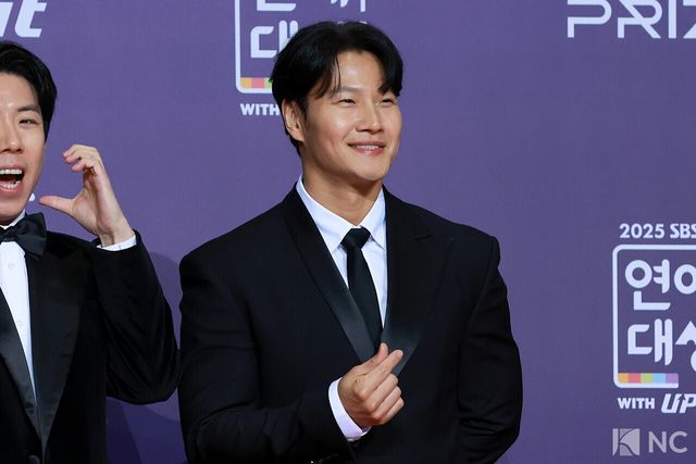 가수 김종국이 30일 서울 마포구 상암 SBS 프리즘 타워에서 열린 ‘2025 SBS 연예대상’ 레드카펫에서 포즈를 취하고 있다. 사진=김규빈 기자