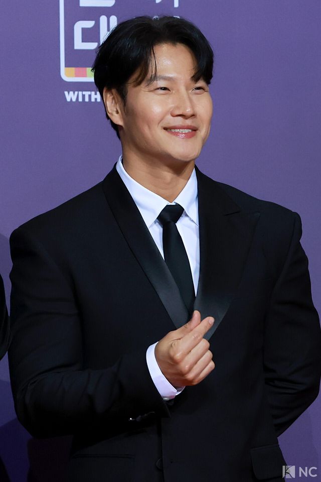 가수 김종국이 30일 서울 마포구 상암 SBS 프리즘 타워에서 열린 ‘2025 SBS 연예대상’ 레드카펫에서 포즈를 취하고 있다. 사진=김규빈 기자