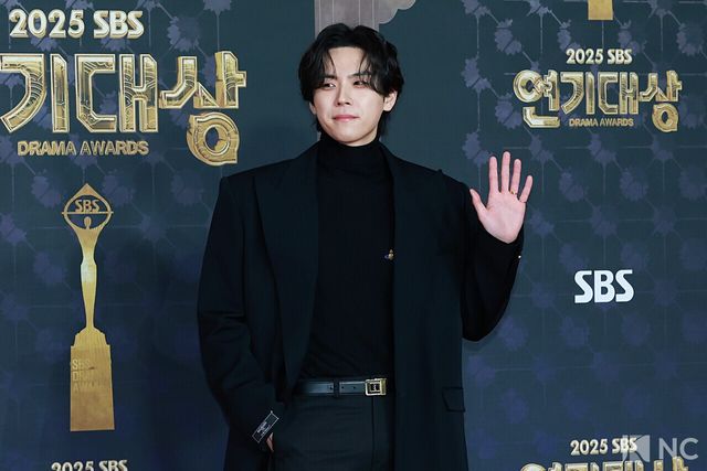 배우 김도훈이 31일 오후 서울 마포구 상암 SBS 프리즘 타워에서 열린 ‘2025 SBS 연기대상’ 레드카펫에서 포즈를 취하고 있다. 사진=김규빈 기자