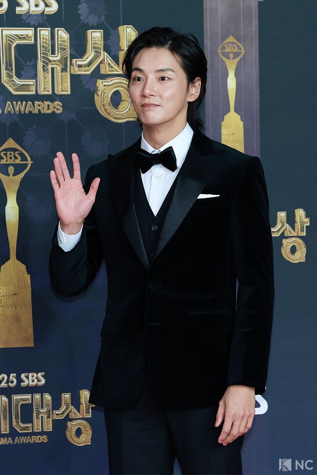 배우 윤시윤이 31일 오후 서울 마포구 상암 SBS 프리즘 타워에서 열린 ‘2025 SBS 연기대상’ 레드카펫에서 포즈를 취하고 있다. 사진=김규빈 기자