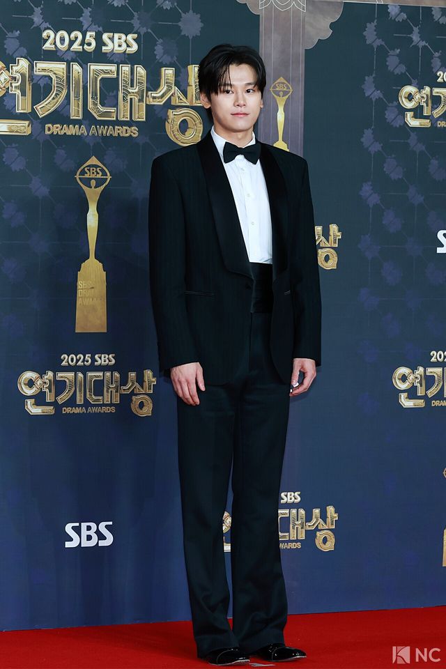 배우 차우민이 31일 오후 서울 마포구 상암 SBS 프리즘 타워에서 열린 ‘2025 SBS 연기대상’ 레드카펫에서 포즈를 취하고 있다. 사진=김규빈 기자