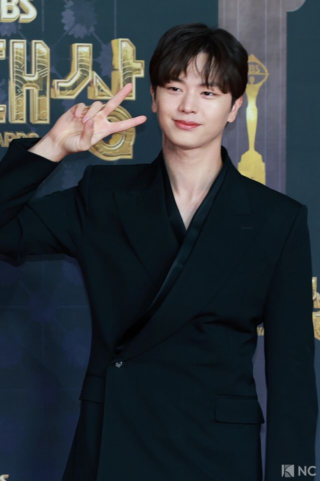 가수 겸 배우 육성재가 31일 오후 서울 마포구 상암 SBS 프리즘 타워에서 열린 ‘2025 SBS 연기대상’ 레드카펫에서 포즈를 취하고 있다. 사진=김규빈 기자