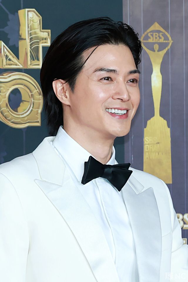 배우 김지훈이 31일 오후 서울 마포구 상암 SBS 프리즘 타워에서 열린 ‘2025 SBS 연기대상’ 레드카펫에서 포즈를 취하고 있다. 사진=김규빈 기자