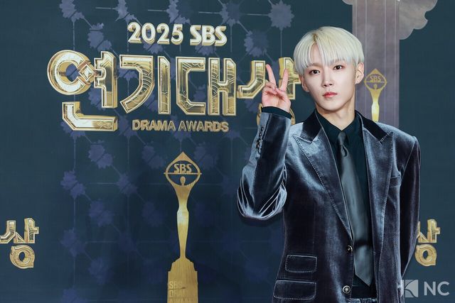 그룹 에이엠피(AxMxP) 겸 배우 하유준이&nbsp;31일 오후 서울 마포구 상암 SBS 프리즘 타워에서 열린 ‘2025 SBS 연기대상’ 레드카펫에서 포즈를 취하고 있다.&nbsp;사진=김규빈 기자