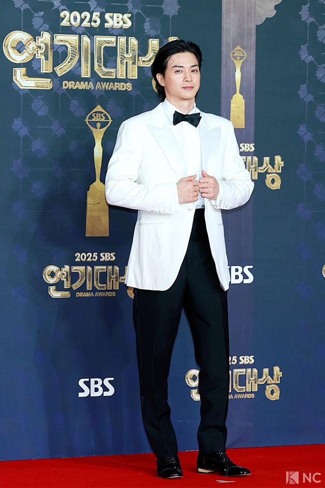 배우 김지훈이 31일 오후 서울 마포구 상암 SBS 프리즘 타워에서 열린 ‘2025 SBS 연기대상’ 레드카펫에서 포즈를 취하고 있다. 사진=김규빈 기자