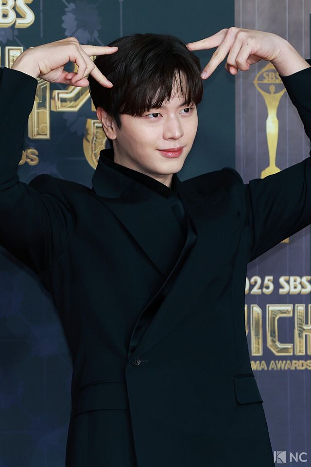 가수 겸 배우 육성재가 31일 오후 서울 마포구 상암 SBS 프리즘 타워에서 열린 ‘2025 SBS 연기대상’ 레드카펫에서 포즈를 취하고 있다. 사진=김규빈 기자