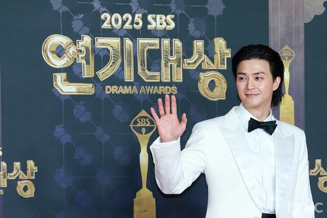 배우 김지훈이 31일 오후 서울 마포구 상암 SBS 프리즘 타워에서 열린 ‘2025 SBS 연기대상’ 레드카펫에서 포즈를 취하고 있다. 사진=김규빈 기자