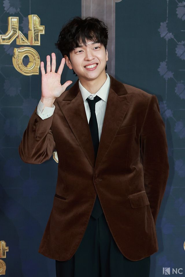 방송인 유재필이 31일 오후 서울 마포구 상암 SBS 프리즘 타워에서 열린 ‘2025 SBS 연기대상’ 레드카펫 진행을 맡았다. 사진=김규빈 기자