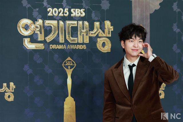 방송인 유재필이 31일 오후 서울 마포구 상암 SBS 프리즘 타워에서 열린 ‘2025 SBS 연기대상’ 레드카펫 진행을 맡았다. 사진=김규빈 기자