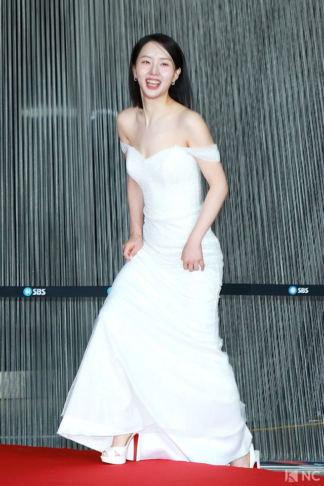 배우 김은비가 31일 오후 서울 마포구 상암 SBS 프리즘 타워에서 열린 ‘2025 SBS 연기대상’ 레드카펫에서 포즈를 취하고 있다. 사진=김규빈 기자