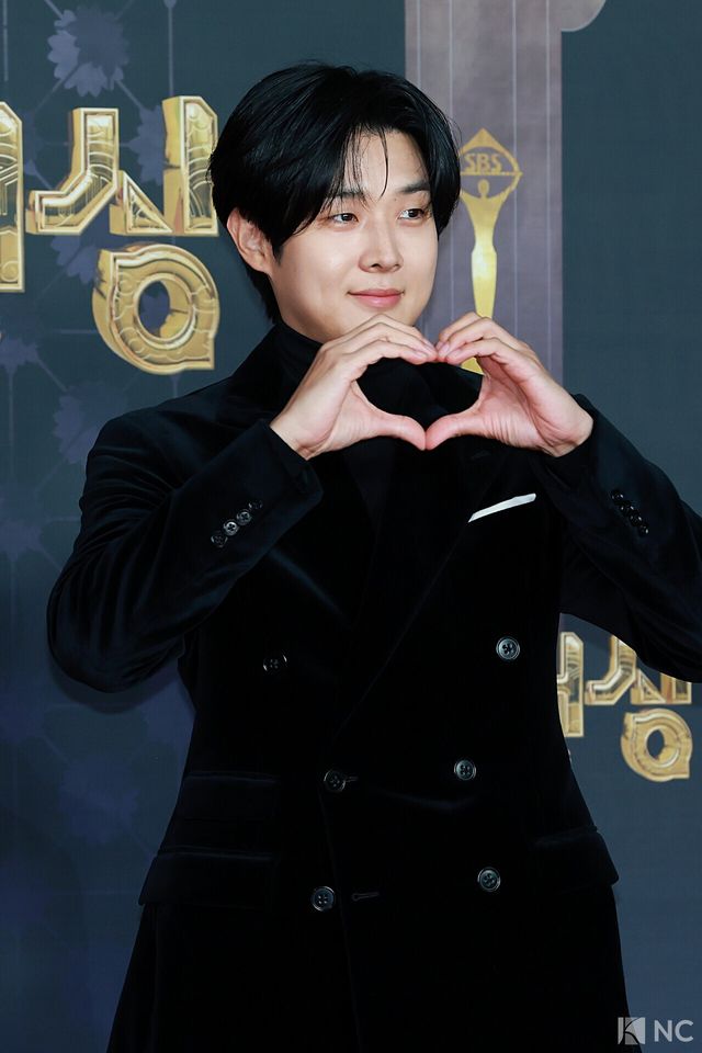 배우 최우식이 31일 오후 서울 마포구 상암 SBS 프리즘 타워에서 열린 ‘2025 SBS 연기대상’ 레드카펫에서 포즈를 취하고 있다. 사진=김규빈 기자