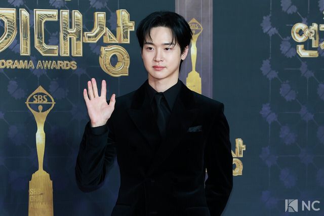 배우 장동윤이 31일 오후 서울 마포구 상암 SBS 프리즘 타워에서 열린 ‘2025 SBS 연기대상’ 레드카펫에서 포즈를 취하고 있다. 사진=김규빈 기자