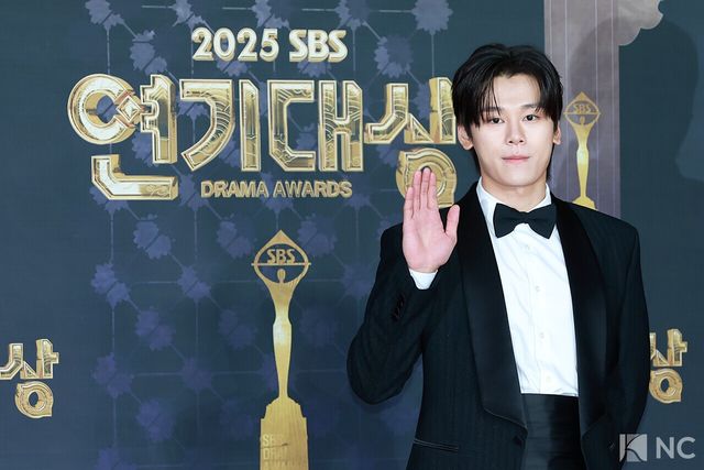 배우 차우민이 31일 오후 서울 마포구 상암 SBS 프리즘 타워에서 열린 ‘2025 SBS 연기대상’ 레드카펫에서 포즈를 취하고 있다. 사진=김규빈 기자