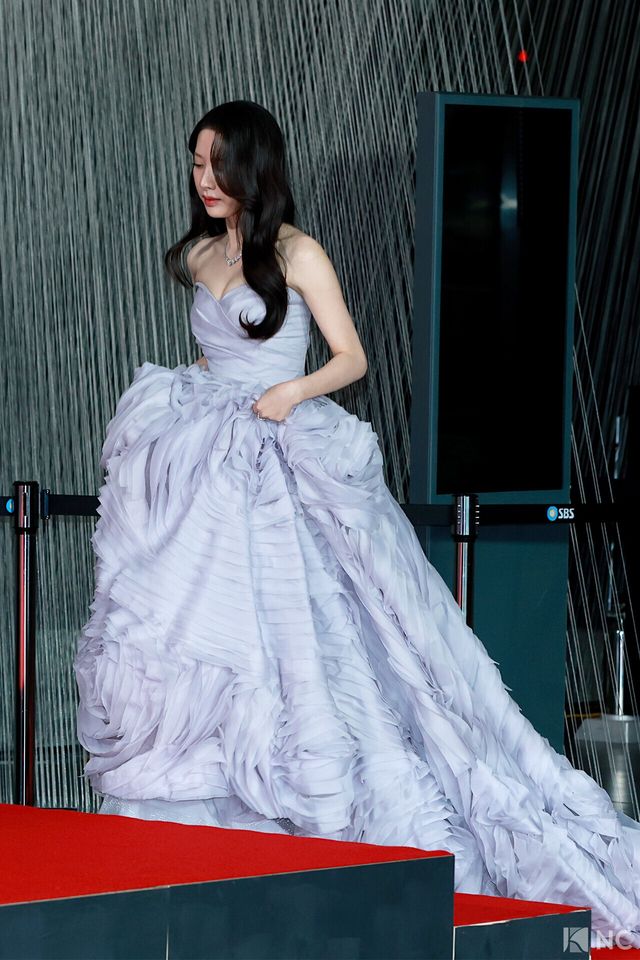 가수 겸 배우 보나(김지연)가 31일 오후 서울 마포구 상암 SBS 프리즘 타워에서 열린 ‘2025 SBS 연기대상’ 레드카펫에서 포즈를 취하고 있다. 사진=김규빈 기자