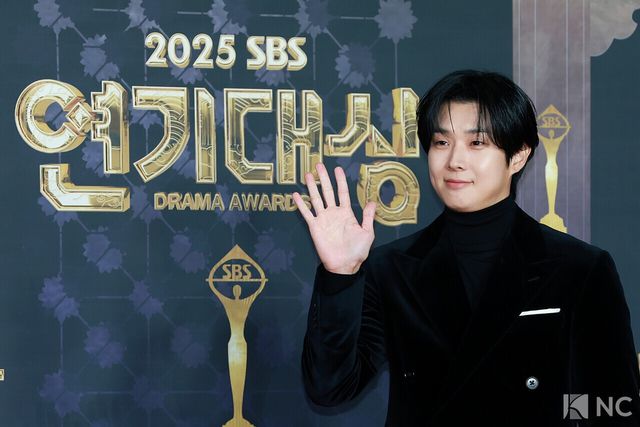 배우 최우식이 31일 오후 서울 마포구 상암 SBS 프리즘 타워에서 열린 ‘2025 SBS 연기대상’ 레드카펫에서 포즈를 취하고 있다. 사진=김규빈 기자