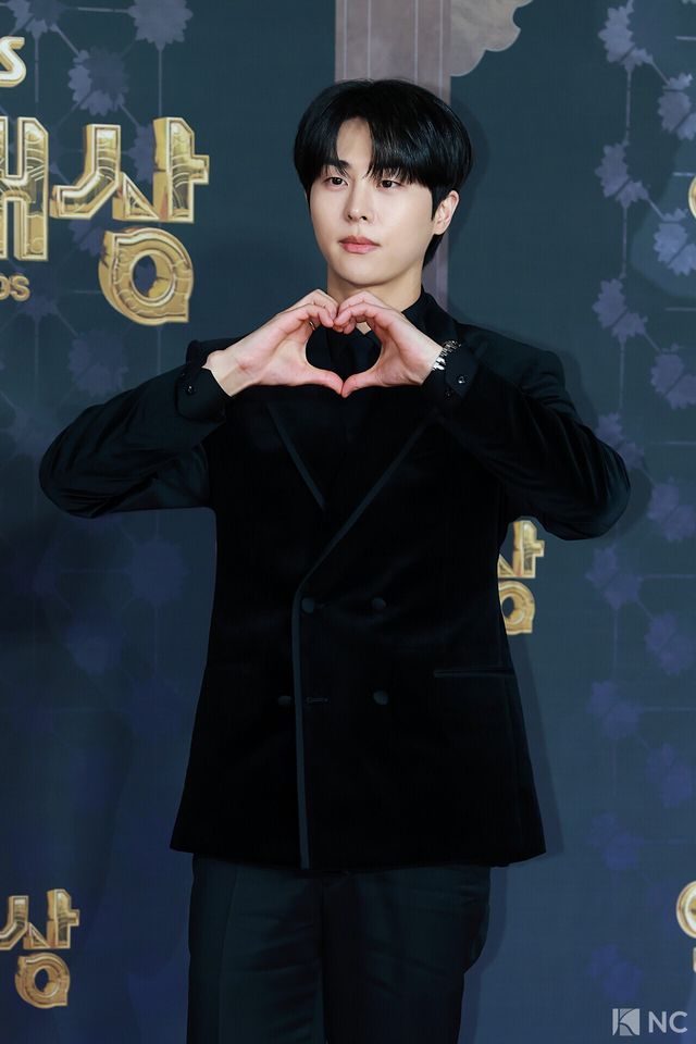 배우 김무준이 31일 오후 서울 마포구 상암 SBS 프리즘 타워에서 열린 ‘2025 SBS 연기대상’ 레드카펫에서 포즈를 취하고 있다. 사진=김규빈 기자