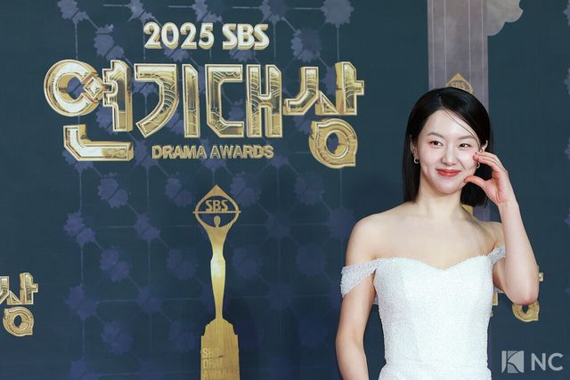 배우 김은비가 31일 오후 서울 마포구 상암 SBS 프리즘 타워에서 열린 ‘2025 SBS 연기대상’ 레드카펫에서 포즈를 취하고 있다. 사진=김규빈 기자