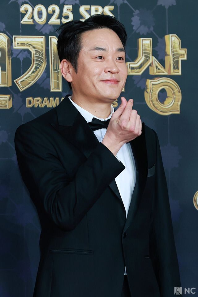 배우 이성욱이 31일 오후 서울 마포구 상암 SBS 프리즘 타워에서 열린 ‘2025 SBS 연기대상’ 레드카펫에서 포즈를 취하고 있다. 사진=김규빈 기자