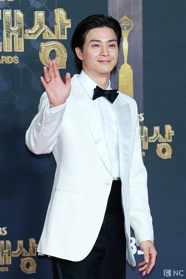 배우 김지훈이 31일 오후 서울 마포구 상암 SBS 프리즘 타워에서 열린 ‘2025 SBS 연기대상’ 레드카펫에서 포즈를 취하고 있다. 사진=김규빈 기자