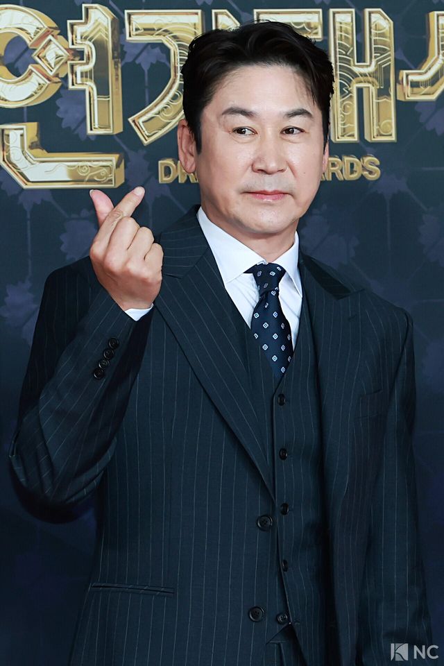 방송인 신동엽이 31일 오후 서울 마포구 상암 SBS 프리즘 타워에서 열린 ‘2025 SBS 연기대상’ 레드카펫에서 포즈를 취하고 있다. 사진=김규빈 기자