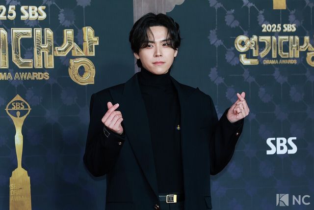 배우 김도훈이 31일 오후 서울 마포구 상암 SBS 프리즘 타워에서 열린 ‘2025 SBS 연기대상’ 레드카펫에서 포즈를 취하고 있다. 사진=김규빈 기자