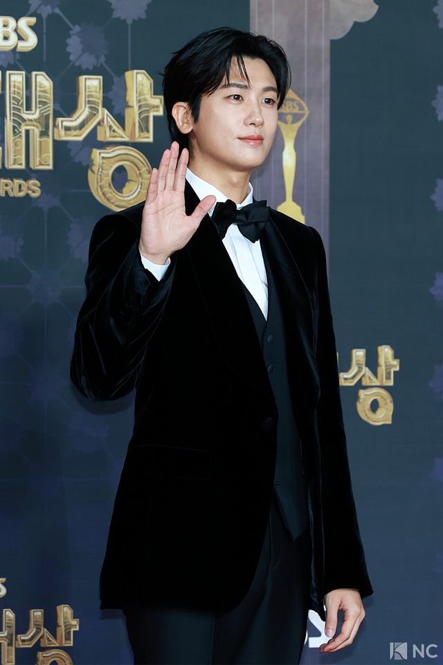 배우 박형식이 31일 오후 서울 마포구 상암 SBS 프리즘 타워에서 열린 ‘2025 SBS 연기대상’ 레드카펫에서 포즈를 취하고 있다. 사진=김규빈 기자