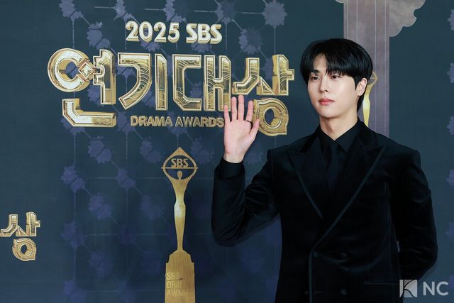 배우 김무준이 31일 오후 서울 마포구 상암 SBS 프리즘 타워에서 열린 ‘2025 SBS 연기대상’ 레드카펫에서 포즈를 취하고 있다. 사진=김규빈 기자