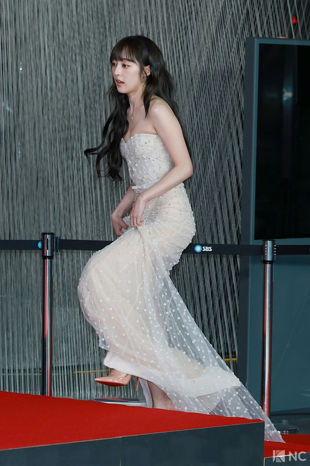 배우 김보라가 31일 오후 서울 마포구 상암 SBS 프리즘 타워에서 열린 ‘2025 SBS 연기대상’ 레드카펫에서 포즈를 취하고 있다. 사진=김규빈 기자