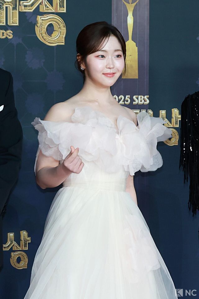 배우 서혜원이 31일 오후 서울 마포구 상암 SBS 프리즘 타워에서 열린 ‘2025 SBS 연기대상’ 레드카펫에서 포즈를 취하고 있다. 사진=김규빈 기자
