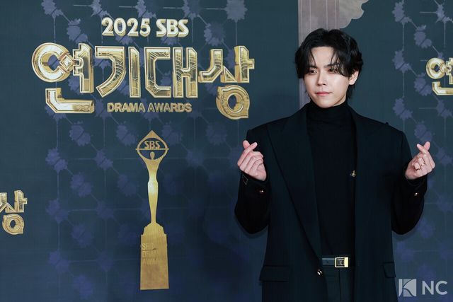 배우 김도훈이 31일 오후 서울 마포구 상암 SBS 프리즘 타워에서 열린 ‘2025 SBS 연기대상’ 레드카펫에서 포즈를 취하고 있다. 사진=김규빈 기자