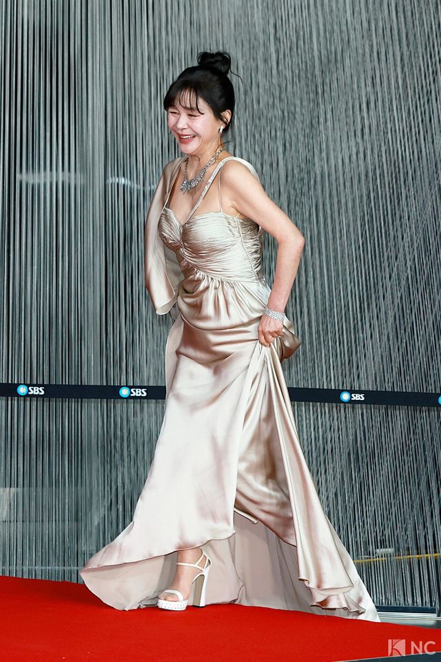 배우 길해연이 31일 오후 서울 마포구 상암 SBS 프리즘 타워에서 열린 ‘2025 SBS 연기대상’ 레드카펫에서 포즈를 취하고 있다. 사진=김규빈 기자