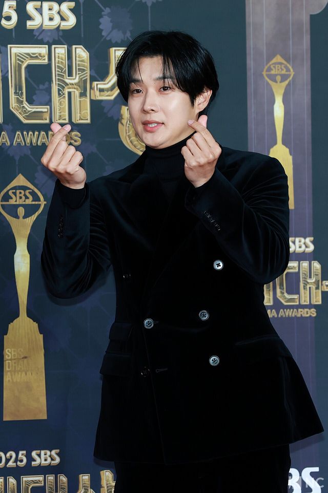 배우 최우식이 31일 오후 서울 마포구 상암 SBS 프리즘 타워에서 열린 ‘2025 SBS 연기대상’ 레드카펫에서 포즈를 취하고 있다. 사진=김규빈 기자