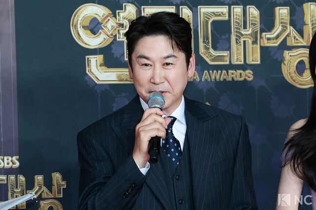 방송인 신동엽이 31일 오후 서울 마포구 상암 SBS 프리즘 타워에서 열린 ‘2025 SBS 연기대상’ 레드카펫에서 포즈를 취하고 있다. 사진=김규빈 기자