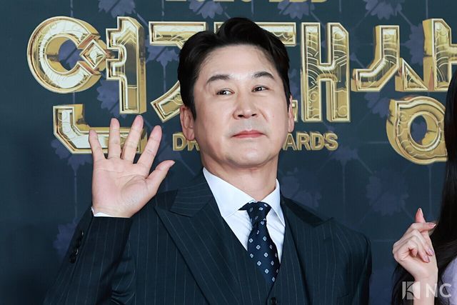 방송인 신동엽이 31일 오후 서울 마포구 상암 SBS 프리즘 타워에서 열린 ‘2025 SBS 연기대상’ 레드카펫에서 포즈를 취하고 있다. 사진=김규빈 기자