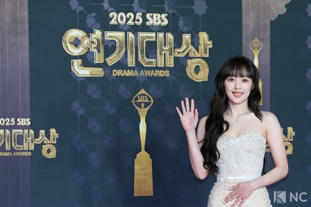 배우 김보라가 31일 오후 서울 마포구 상암 SBS 프리즘 타워에서 열린 ‘2025 SBS 연기대상’ 레드카펫에서 포즈를 취하고 있다. 사진=김규빈 기자