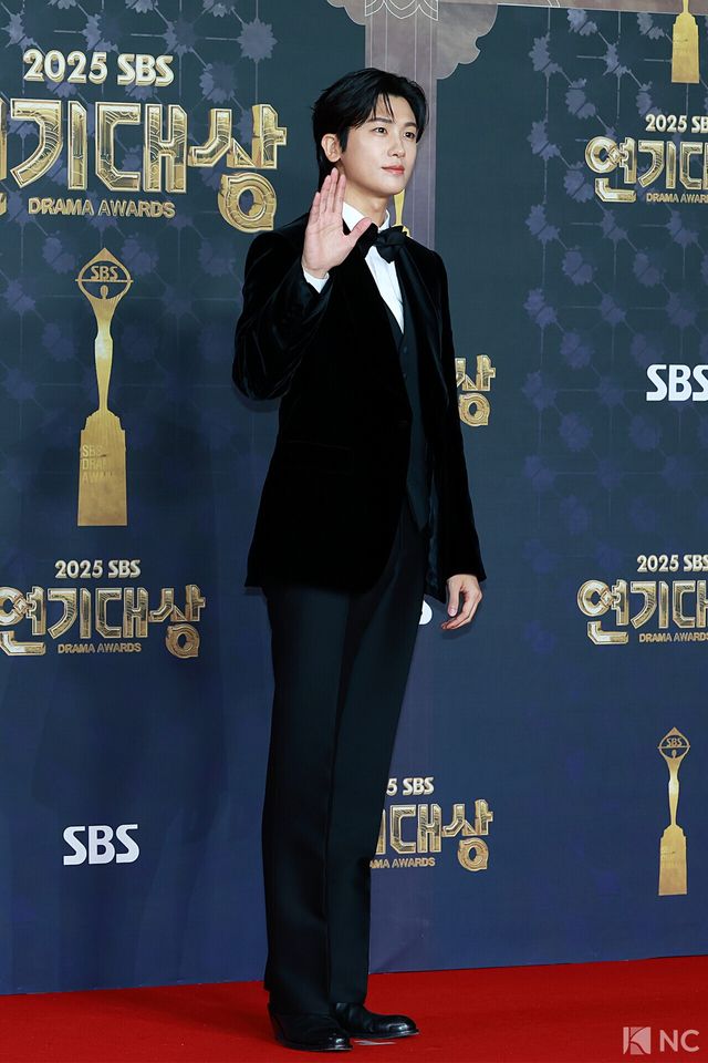 배우 박형식이 31일 오후 서울 마포구 상암 SBS 프리즘 타워에서 열린 ‘2025 SBS 연기대상’ 레드카펫에서 포즈를 취하고 있다. 사진=김규빈 기자
