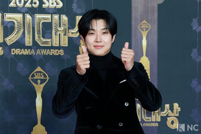 배우 최우식이 31일 오후 서울 마포구 상암 SBS 프리즘 타워에서 열린 ‘2025 SBS 연기대상’ 레드카펫에서 포즈를 취하고 있다. 사진=김규빈 기자