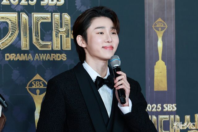 배우 서범준이 31일 오후 서울 마포구 상암 SBS 프리즘 타워에서 열린 ‘2025 SBS 연기대상’ 레드카펫에서 포즈를 취하고 있다. 사진=김규빈 기자