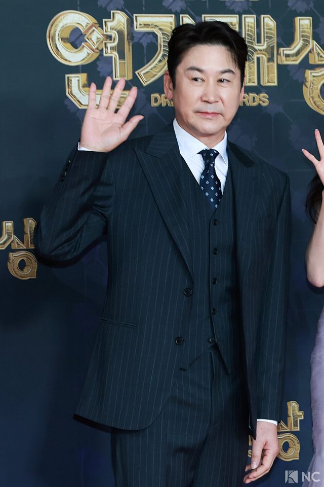 방송인 신동엽이 31일 오후 서울 마포구 상암 SBS 프리즘 타워에서 열린 ‘2025 SBS 연기대상’ 레드카펫에서 포즈를 취하고 있다. 사진=김규빈 기자