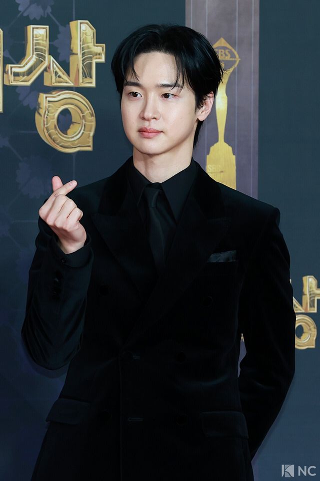 배우 장동윤이 31일 오후 서울 마포구 상암 SBS 프리즘 타워에서 열린 ‘2025 SBS 연기대상’ 레드카펫에서 포즈를 취하고 있다. 사진=김규빈 기자