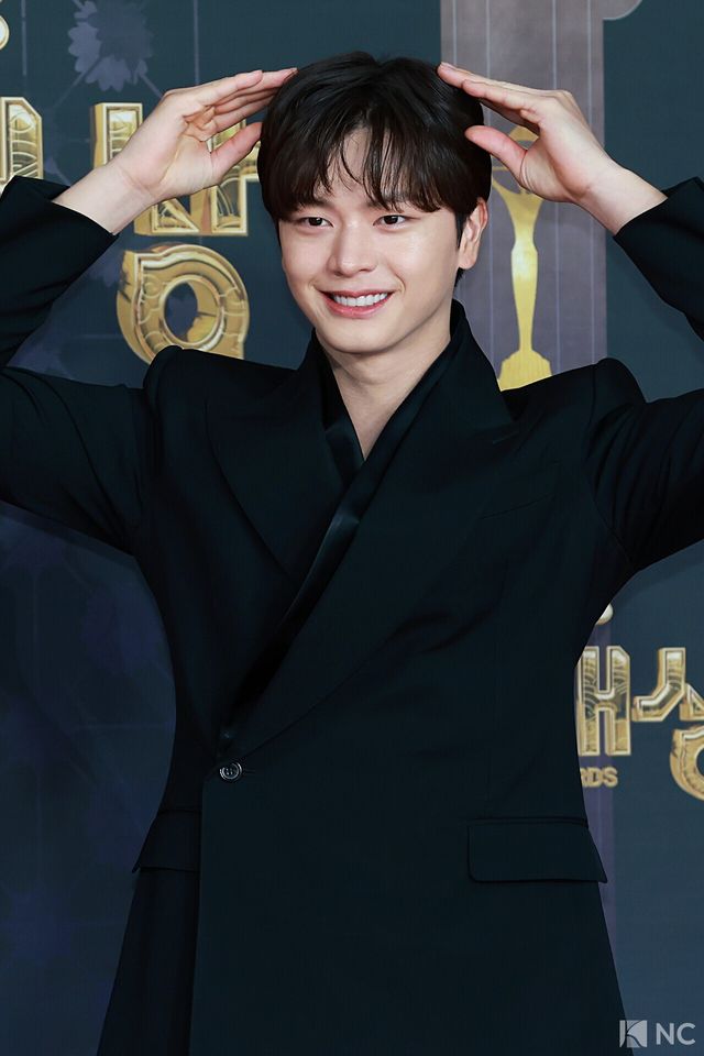 가수 겸 배우 육성재가 31일 오후 서울 마포구 상암 SBS 프리즘 타워에서 열린 ‘2025 SBS 연기대상’ 레드카펫에서 포즈를 취하고 있다. 사진=김규빈 기자