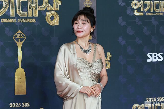 배우 길해연이 31일 오후 서울 마포구 상암 SBS 프리즘 타워에서 열린 ‘2025 SBS 연기대상’ 레드카펫에서 포즈를 취하고 있다. 사진=김규빈 기자