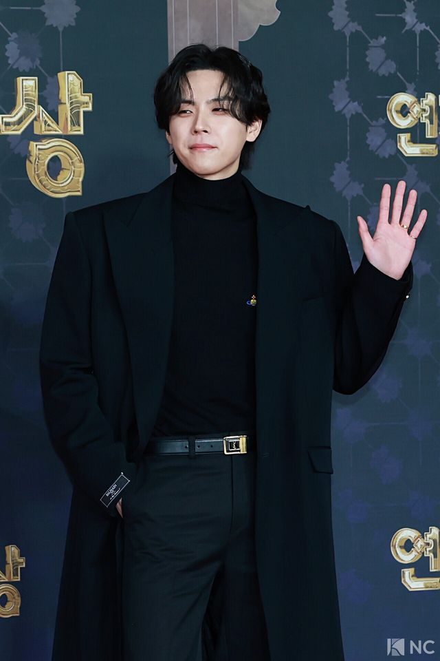 배우 김도훈이 31일 오후 서울 마포구 상암 SBS 프리즘 타워에서 열린 ‘2025 SBS 연기대상’ 레드카펫에서 포즈를 취하고 있다. 사진=김규빈 기자