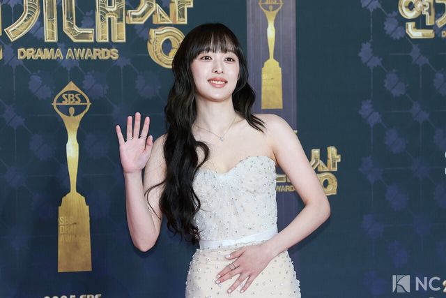 배우 김보라가 31일 오후 서울 마포구 상암 SBS 프리즘 타워에서 열린 ‘2025 SBS 연기대상’ 레드카펫에서 포즈를 취하고 있다. 사진=김규빈 기자