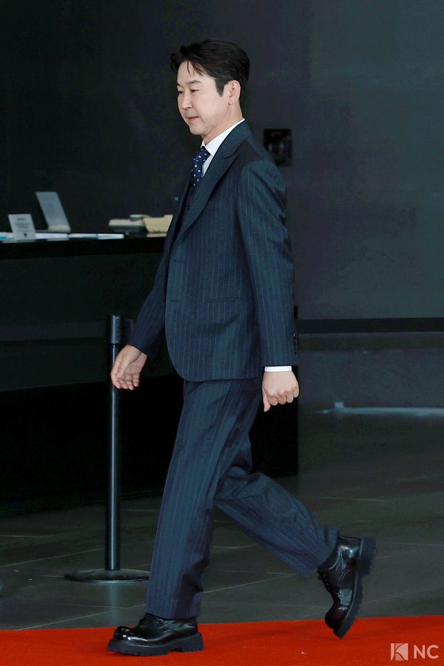 방송인 신동엽이 31일 오후 서울 마포구 상암 SBS 프리즘 타워에서 열린 ‘2025 SBS 연기대상’ 레드카펫에서 포즈를 취하고 있다. 사진=김규빈 기자