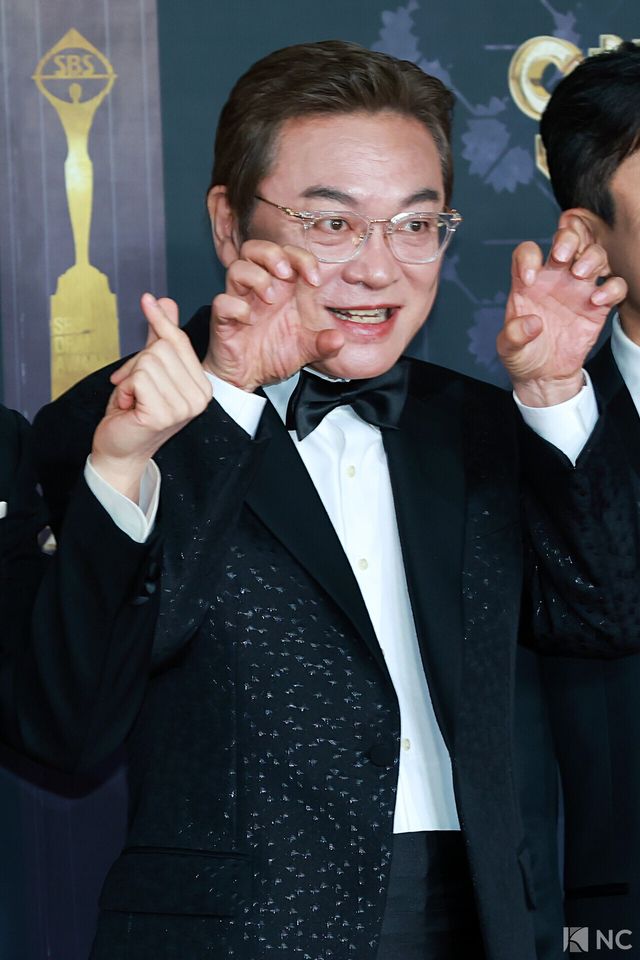 배우 김의성이 31일 오후 서울 마포구 상암 SBS 프리즘 타워에서 열린 ‘2025 SBS 연기대상’ 레드카펫에서 포즈를 취하고 있다. 사진=김규빈 기자