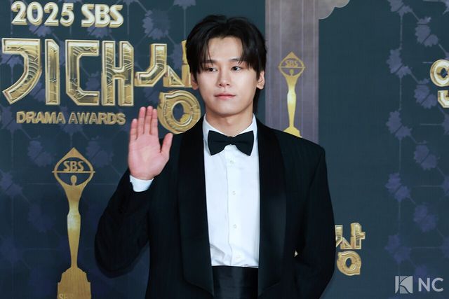 배우 차우민이 31일 오후 서울 마포구 상암 SBS 프리즘 타워에서 열린 ‘2025 SBS 연기대상’ 레드카펫에서 포즈를 취하고 있다. 사진=김규빈 기자